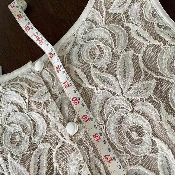 Elegant Sleeveless Top by Banana Republic - Picture 9 of 9